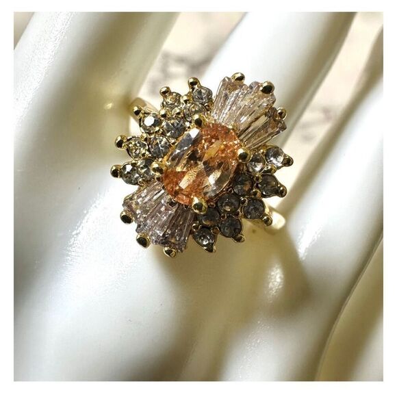 Gold tone rhinestone ring - Picture 2 of 8